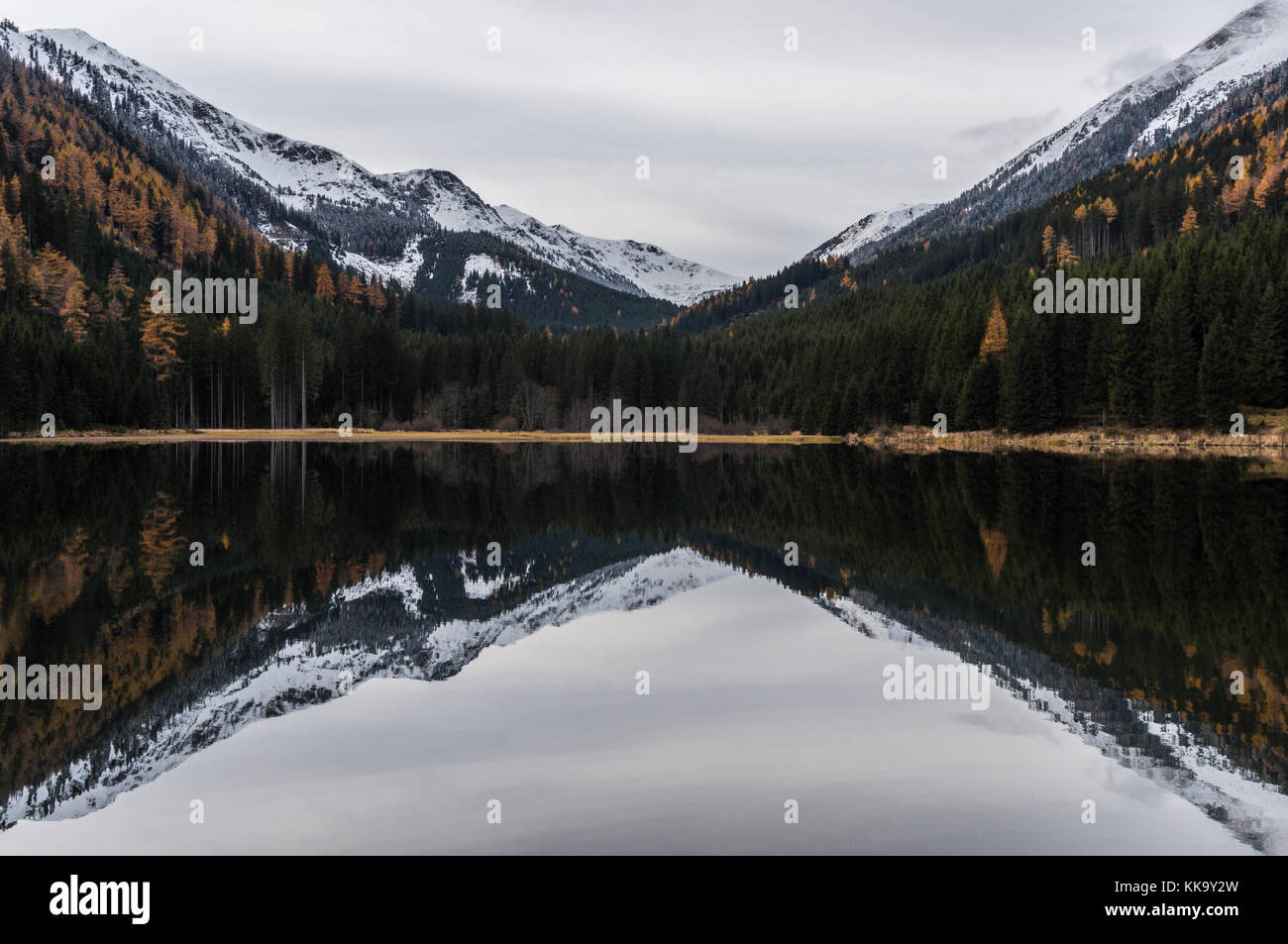 Berge spiegeln in den kristallklaren Gewässern der ingeringsee Stockfoto