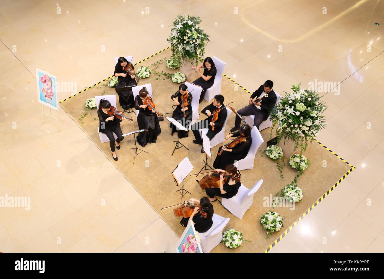 Symphony Orchestra in Innenräumen Stockfoto