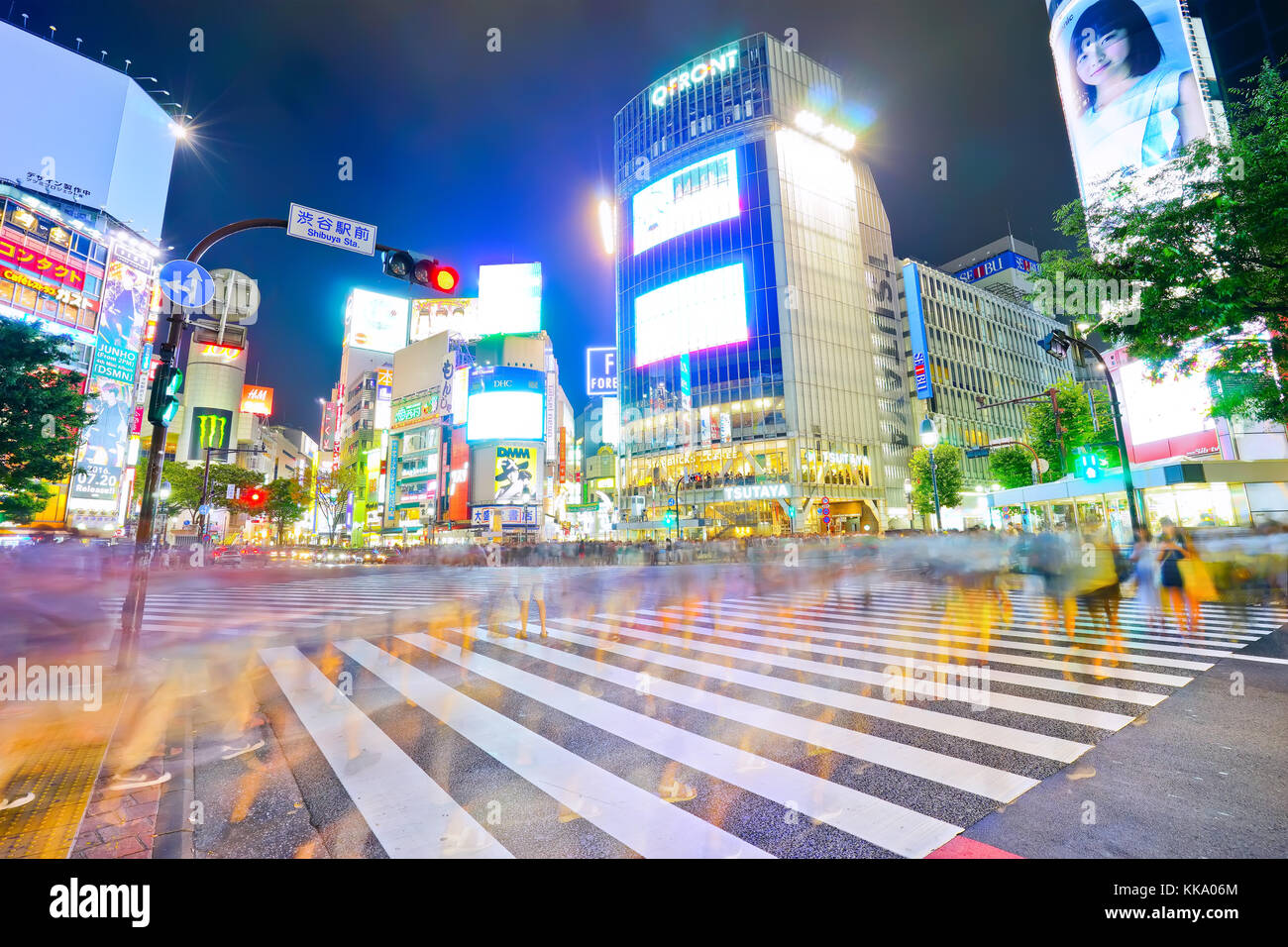 Tokio, Japan - Juli 16, 2016: Blick auf die Shibuya Crossing in Tokio mit starkem Verkehr in der Nacht auf den 16. Juli 2016. Stockfoto