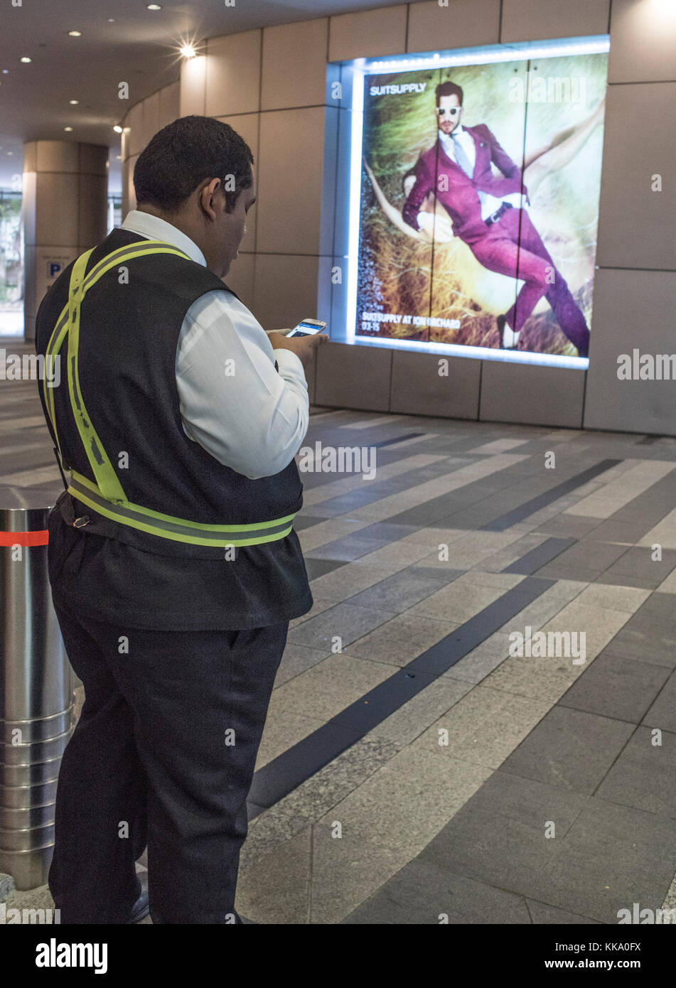 Geringes Einkommen, kurzfristigen Vertrag Taxistand Arbeiter in Luxus Shopping Mall in Singapur Stockfoto