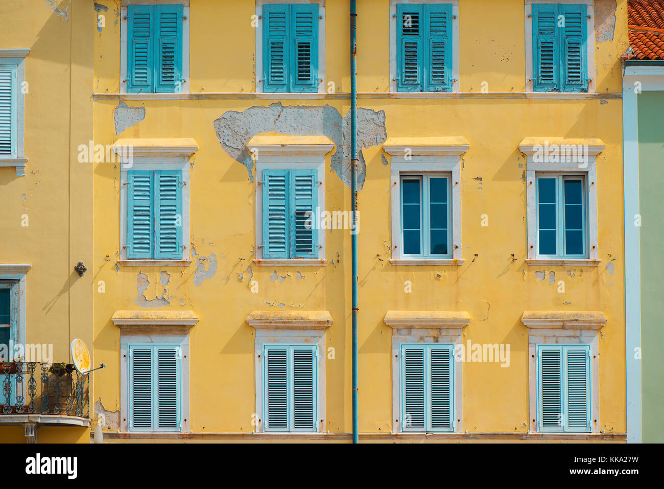 Die typische mediterrane Architektur Fassade Stil mit Holz- Shutter Jalousien an den Fenstern Stockfoto