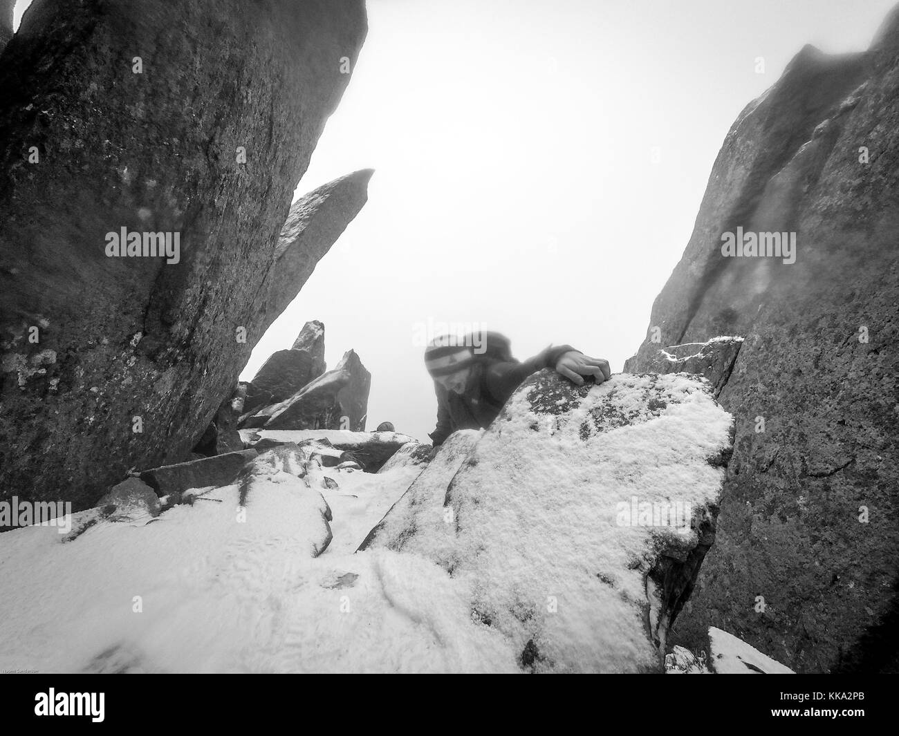 Man Klettern/kriechen, Tryfan, Ogwen Valley, Snowdonia, Wales, Großbritannien Stockfoto