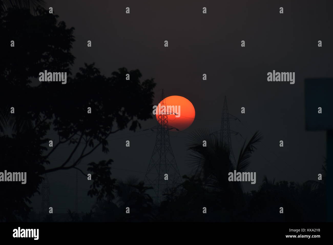 Eine faszinierende Aussicht auf den Sonnenuntergang am Horizont, am Ende eines Tages Kennzeichnung. Stockfoto