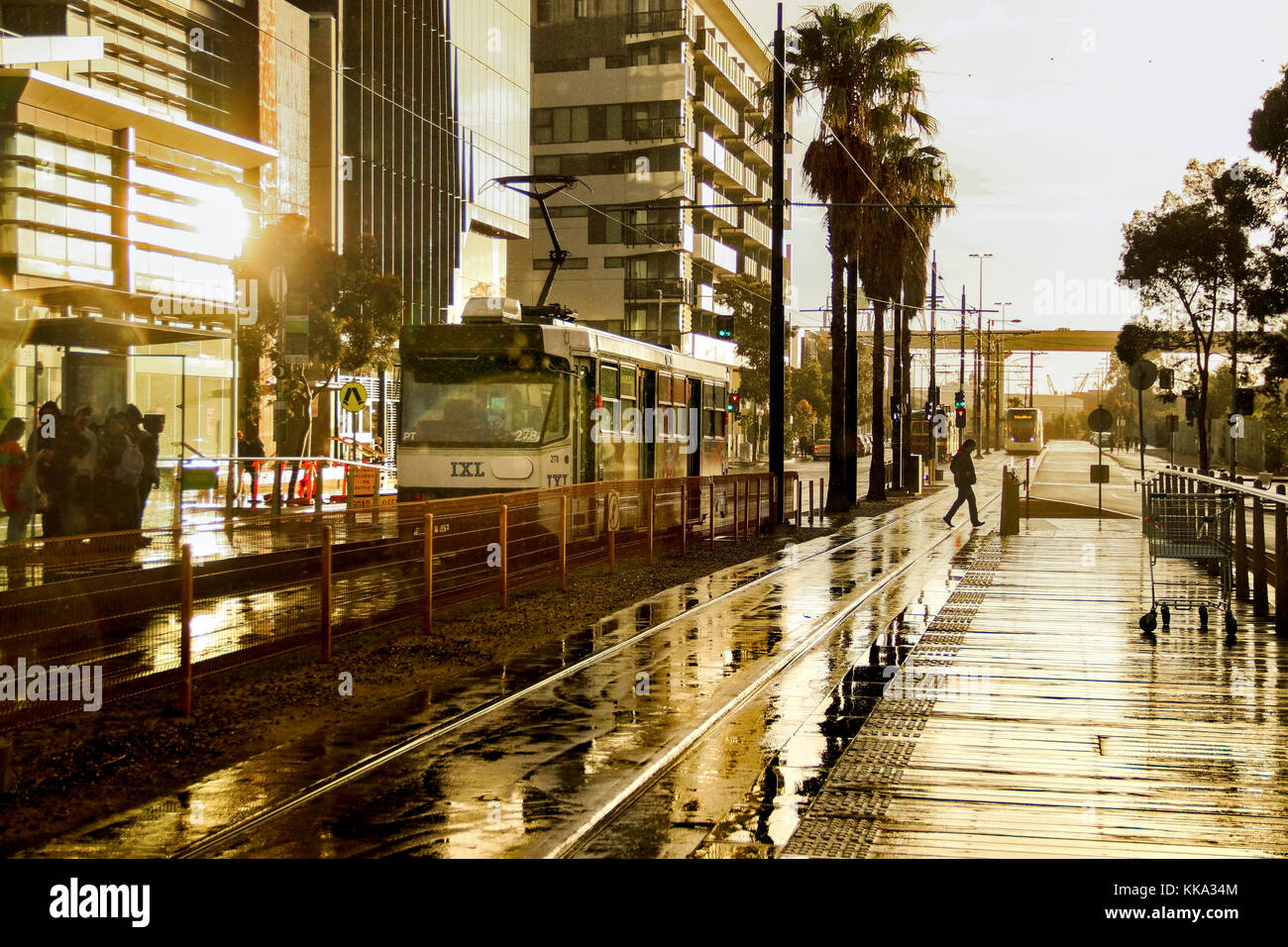 Eine Erfassung des regnerischen Straße am Nachmittag des dockland in Melbourne während der Fahrt. Stockfoto