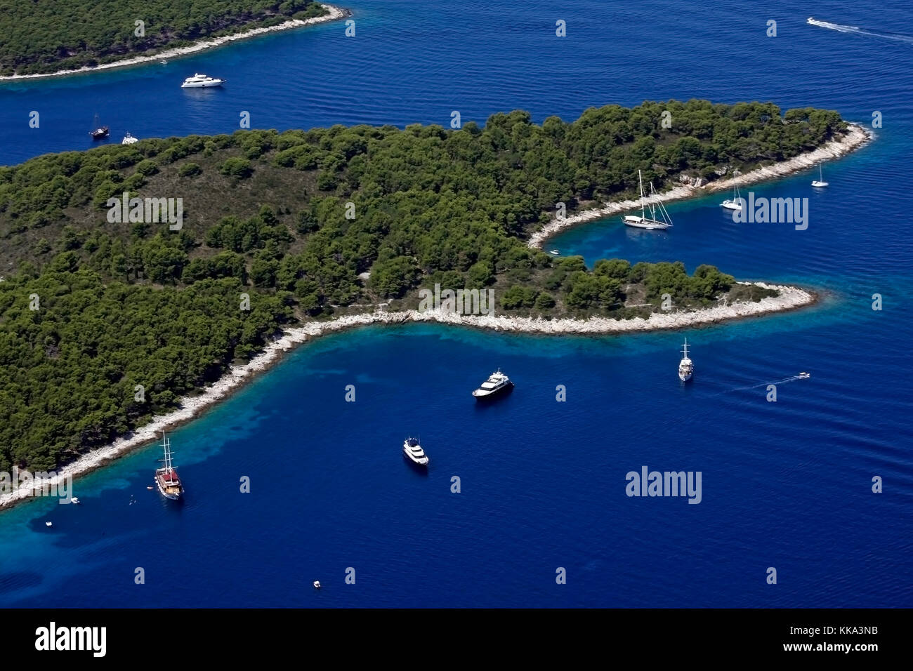 Buchten mit Boote und Yachten auf der Insel Hvar von Luft Stockfoto