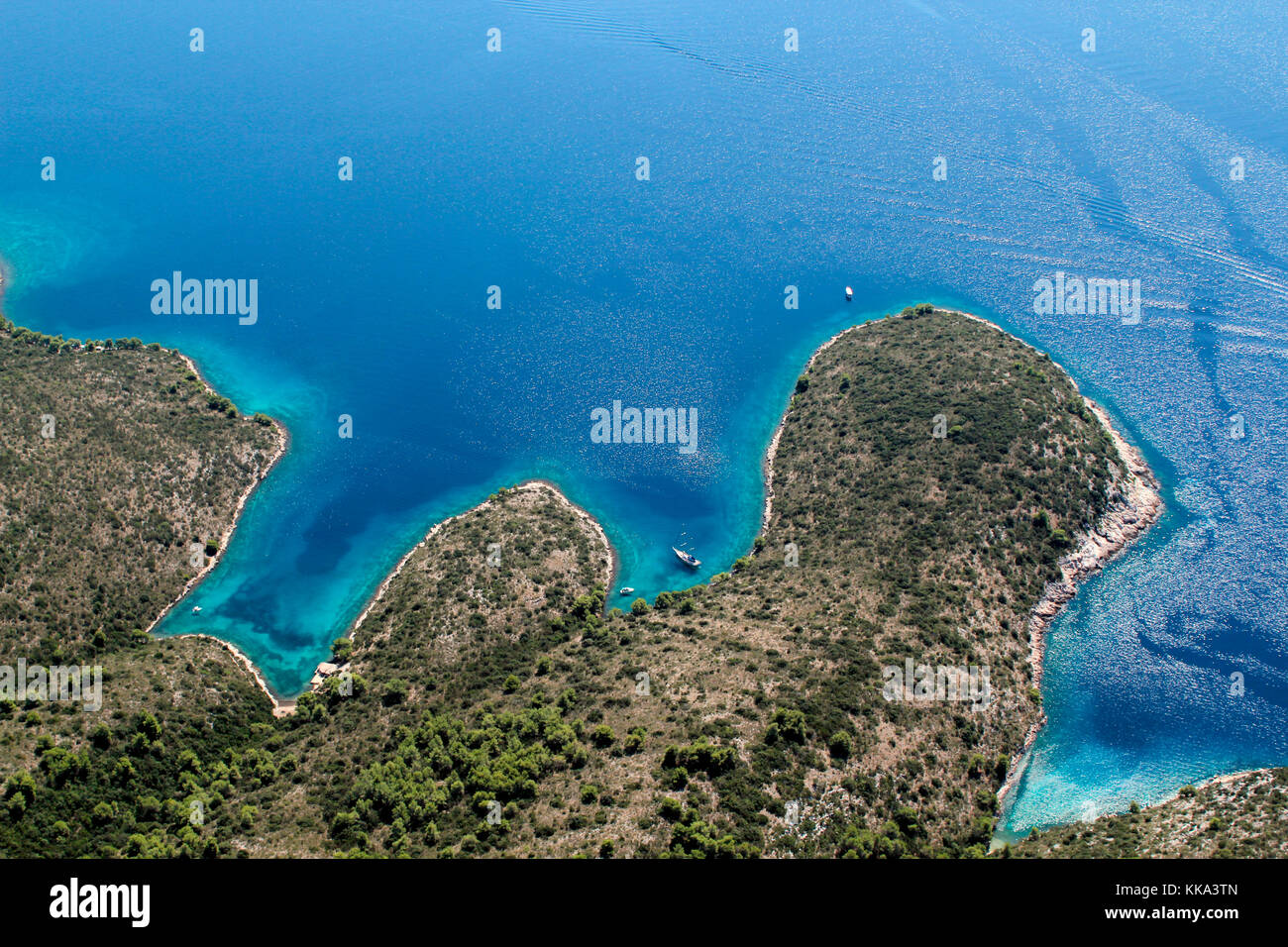 Schuß von Luft, wenige Buchten auf der Insel Hvar, in Adria, der längste und der sonnigsten kroatischen Insel und eine der schönsten Inseln der worl Stockfoto