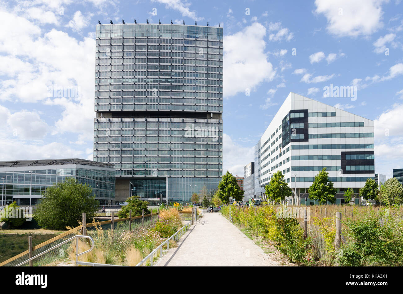 Moderne Bürogebäude mit grünen open space von der Gare Lille Europe in der französischen Stadt Lille, Frankreich Stockfoto