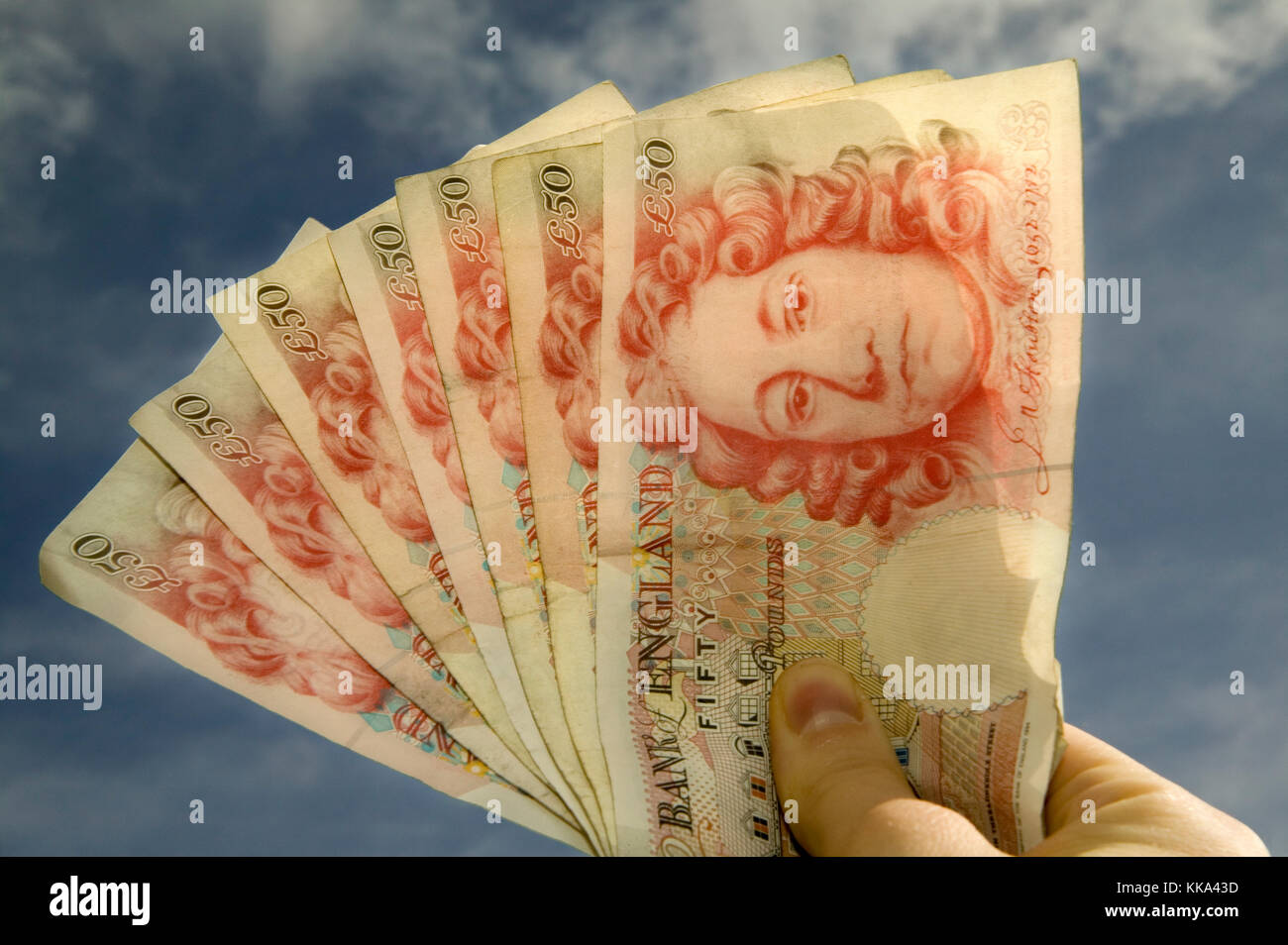 Hand von Cash hohe Stapel in der Luft Stockfoto