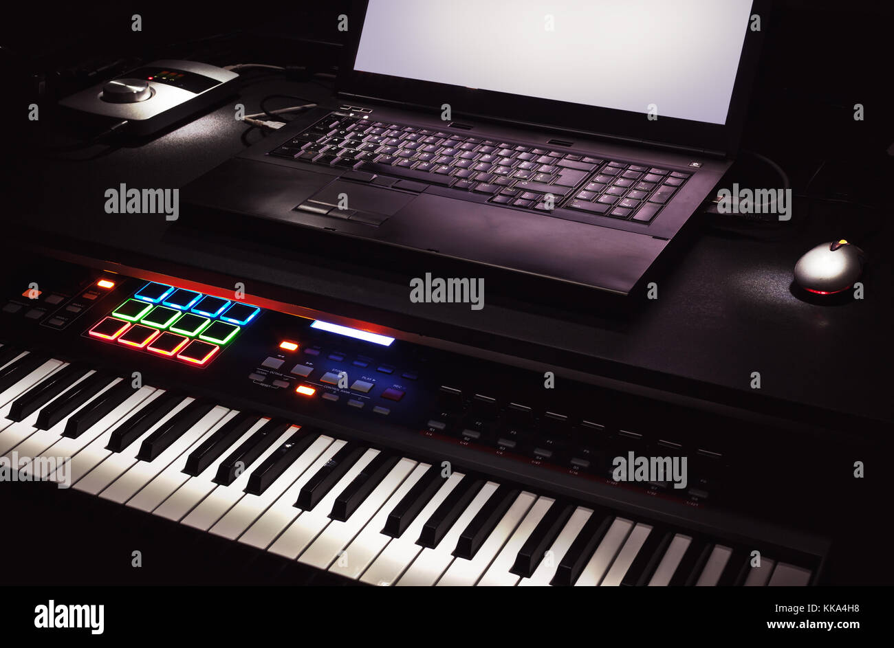 Mini Home Studio, MIDI-Controller und Laptop auf dem Tisch Stockfotografie  - Alamy