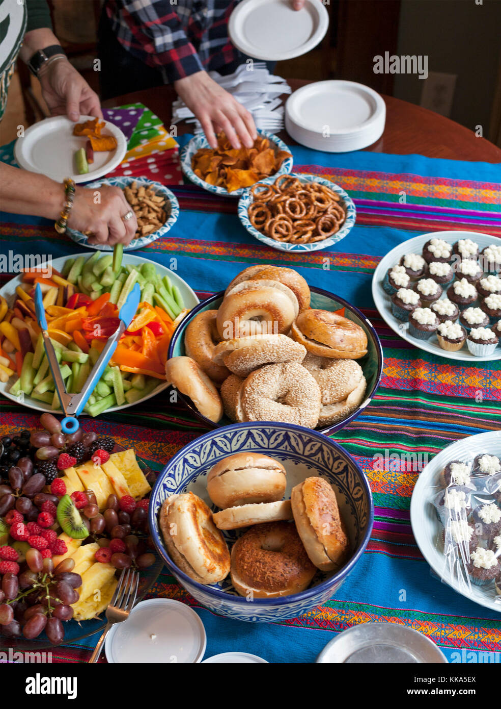 Gäste helfen, sich selbst zu Party Food an einem Haus sammeln. Stockfoto