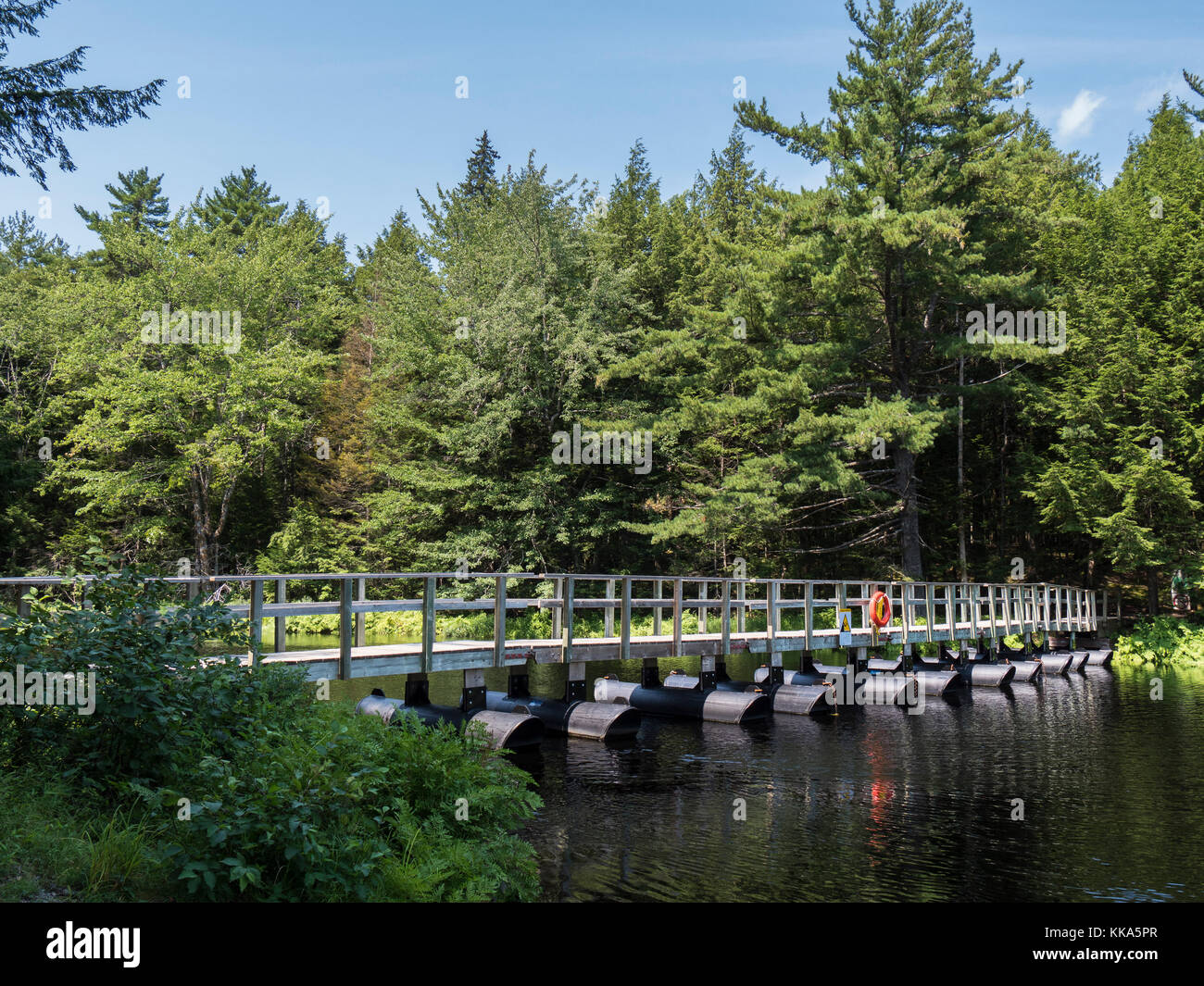 Schwimmende Brücke über den Mersey River, Kejimkujik National Park, Nova Scotia, Kanada. Stockfoto