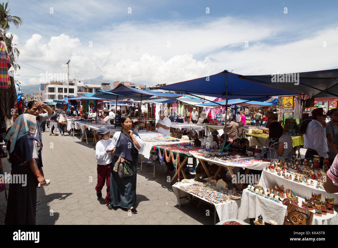 Otavalo Markt Ecuador; Einheimische einkaufen auf dem Markt, Otavalo, Nord-Ecuador, Südamerika Stockfoto