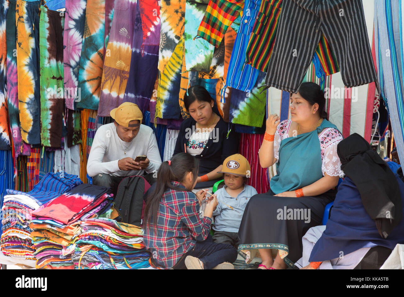 Eine einheimische Familie läuft ein Textilien ausgeht, Otavalo, Ecuador Südamerika Stockfoto