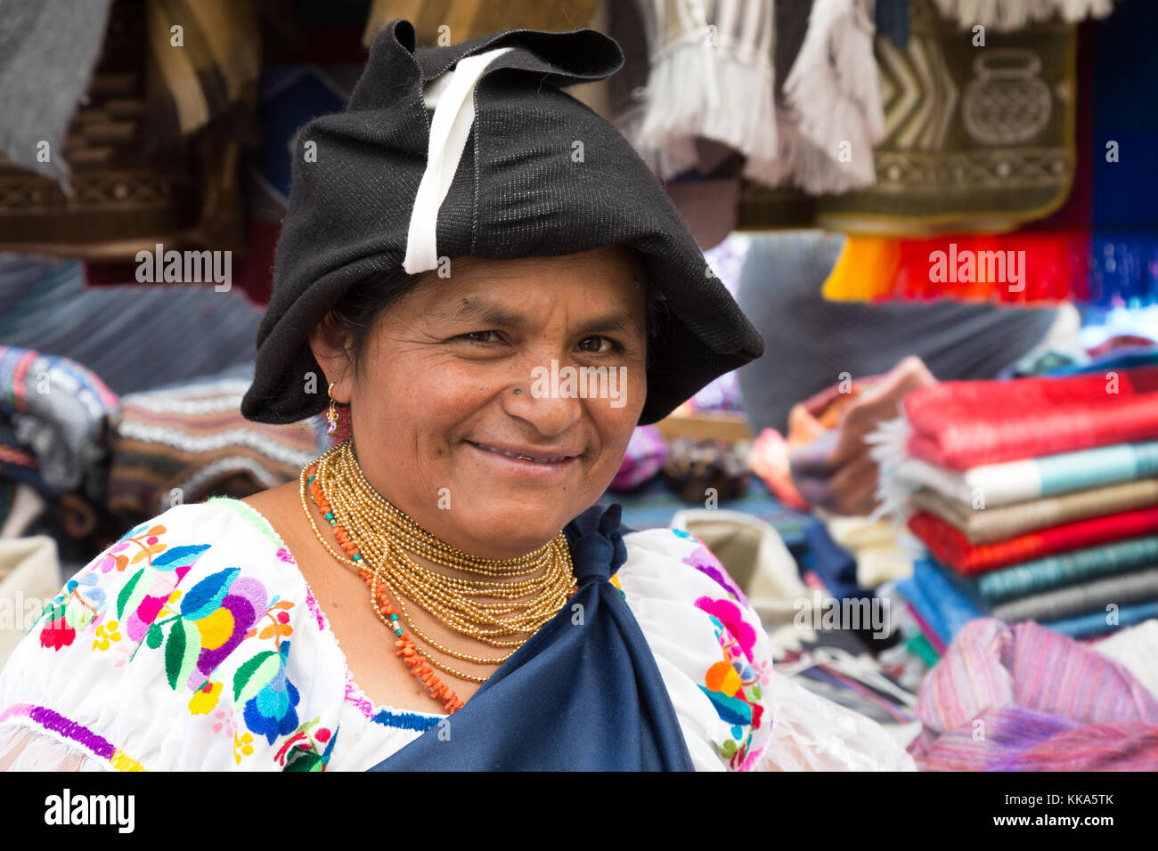 Indigebnous Frau mittleren Alters mit einem Marktstand, Otavalo, Ecuador Südamerika Stockfoto