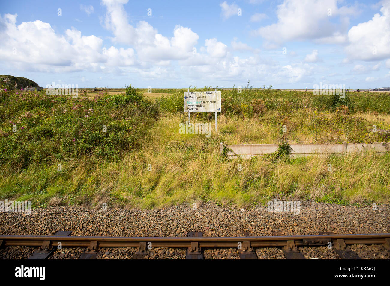 Zug Richtung der Reise Zeichen am Morfa Mawddach Bahnhof, eine Anfrage Haltestelle, in der Nähe Barmouth Gwynedd North Wales UK Stockfoto