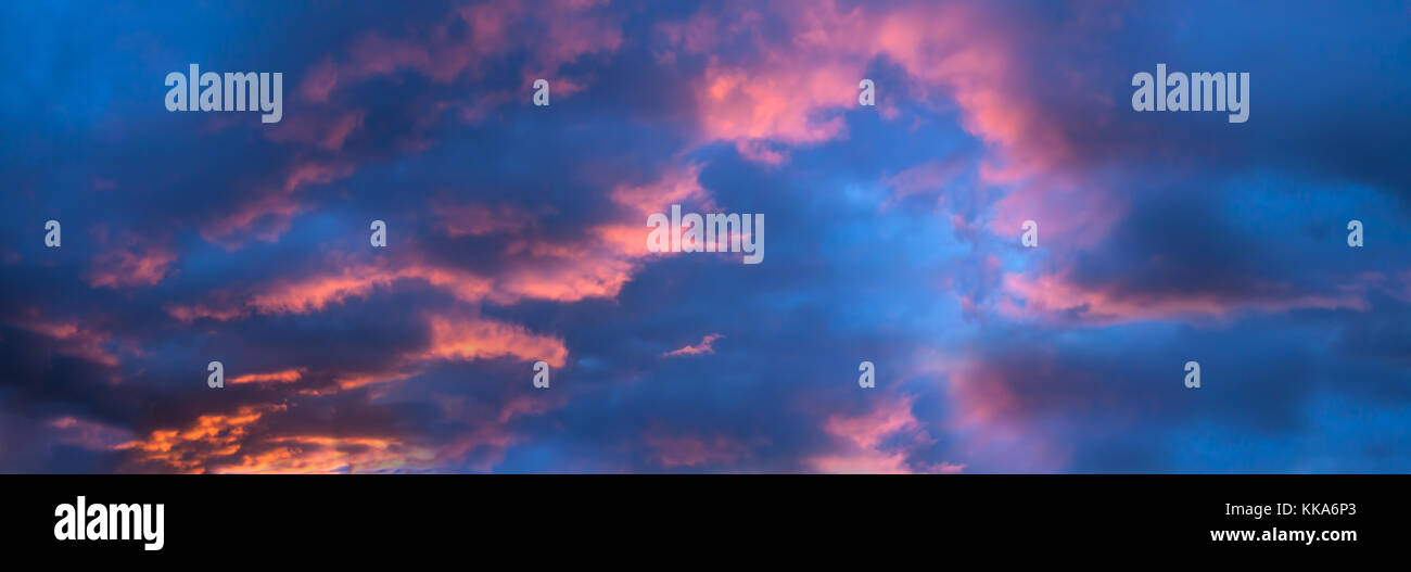 Schöne Landschaft, Himmel, Wolken und sunrise Panoramablick. panorama Sonnenuntergang Stockfoto