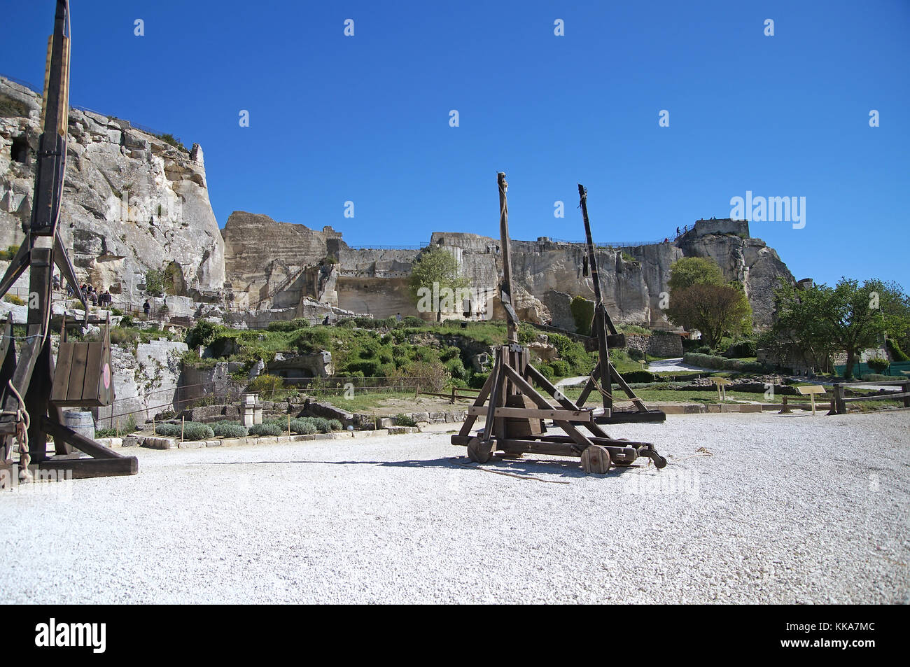 Mittleres Alter trebuchet als mittelalterliche Belagerungsmaschine gegen das Schloss Les Baux-de-Provence verwendet Stockfoto