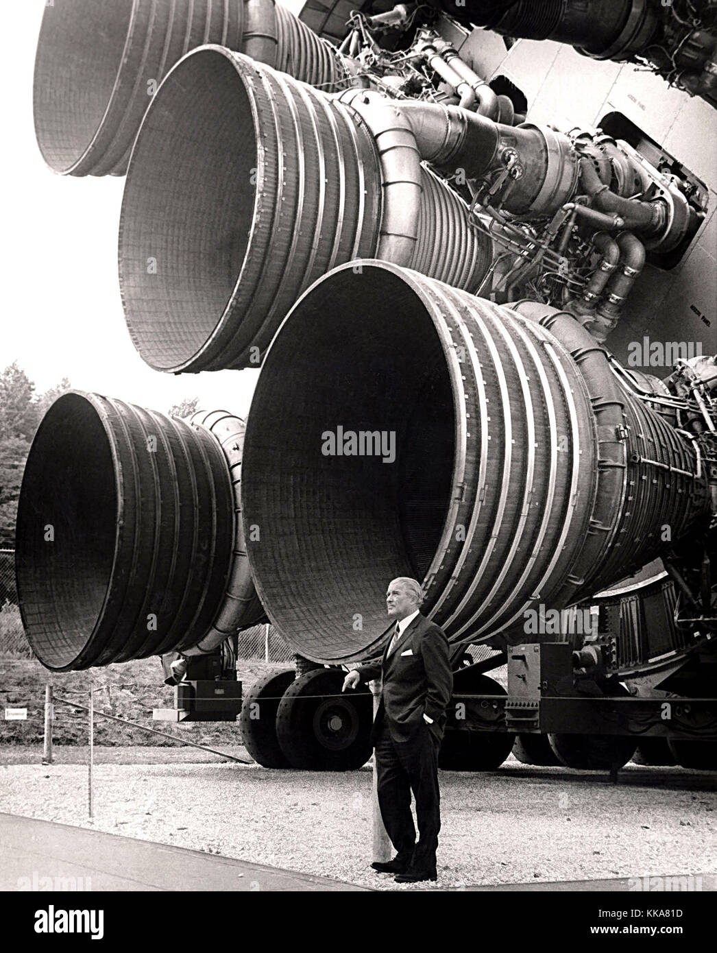 Von braun mit der f-1 Motoren der Saturn v Erste Stufe auf der US-space und rocket Center. dr.. von Braun wernher Magnus Maximilian Freiherr von Braun, Dr. Wernher von Braun, Deutsch, später Amerikanischen, Luft- und Raumfahrt Ingenieur und Architekt mit der Erfindung der V-2-Rakete für Deutschland und die Saturn v für den Vereinigten Staaten gutgeschrieben Stockfoto