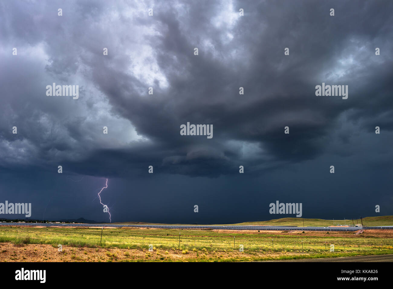 Sommergewitter mit Blitzen und dunklen Wolken in der Nähe von Chino Valley, Arizona, USA Stockfoto