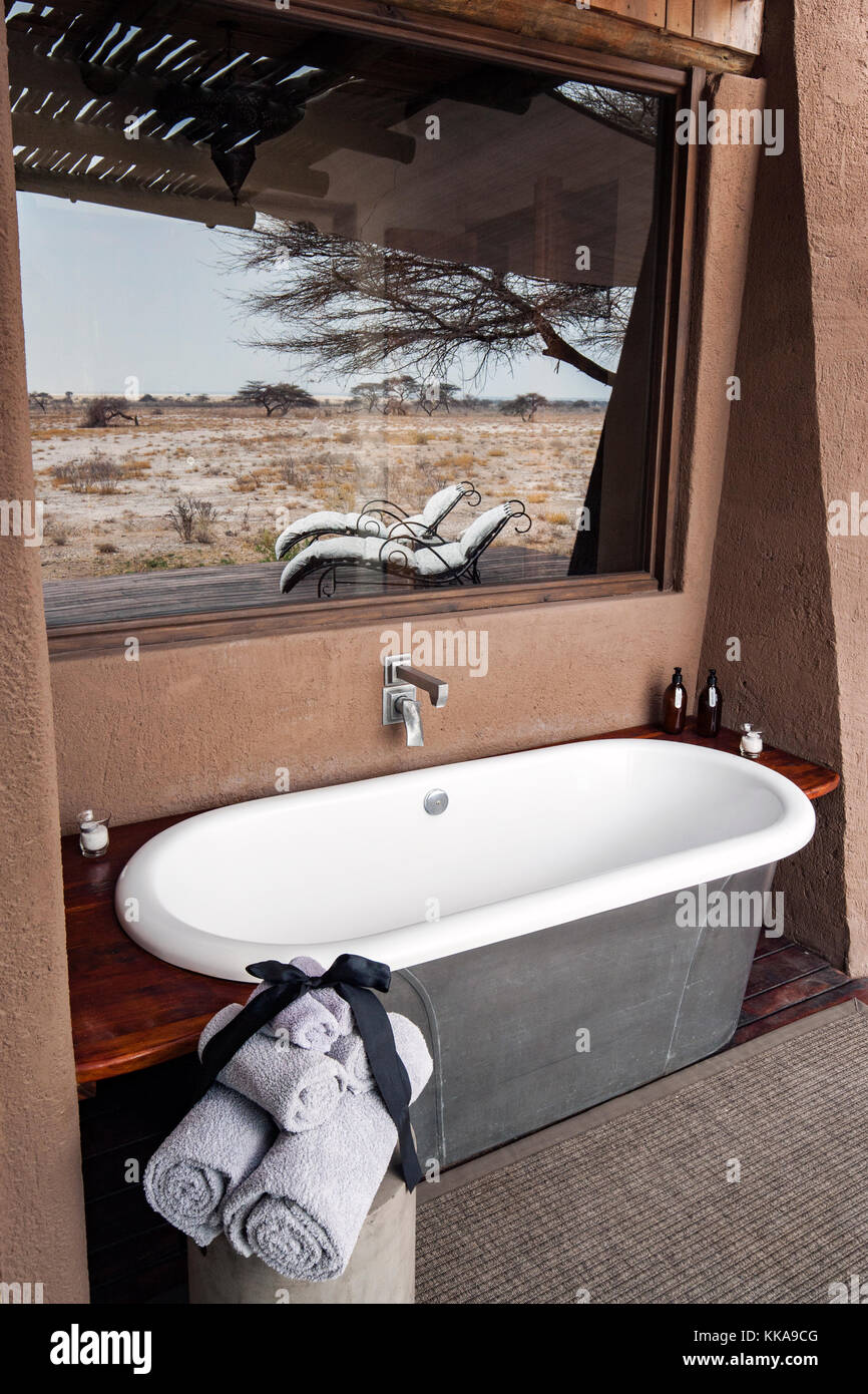 Badewanne im Freien in der Honeymoon Suite auf Onguma The Fort, onguma Game Reserve, Namibia, Afrika Stockfoto