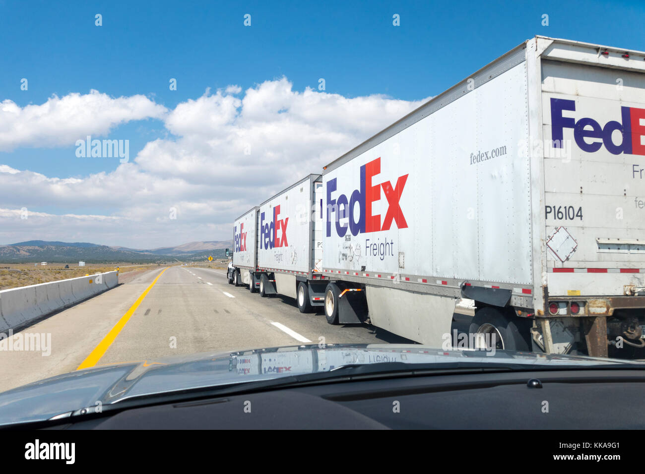 Fedex Lkw auf der Autobahn. Triple Trailer Kombination Zug auf der Interstate I-80 in Nevada, USA Stockfoto