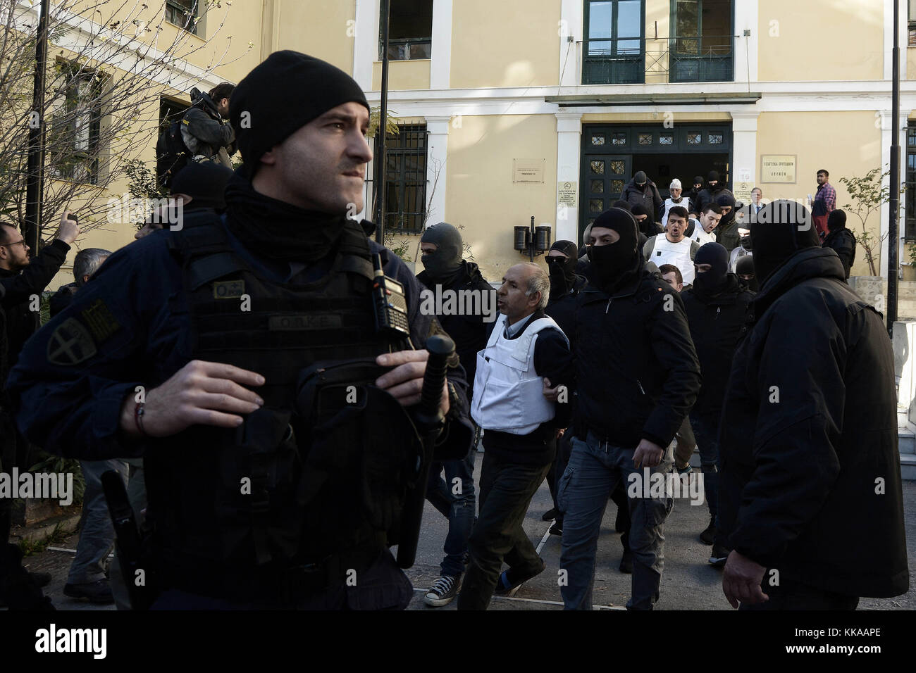 Athen, Griechenland. November 2017. Die neun Türken, die in Griechenland verhaftet wurden, sahen das Verlassen des Gerichts. Neun türkische Staatsangehörige, die verdächtigt werden, linken extremistischen Organisationen anzugehören, wurden am Dienstag während einer Anti-Terror-Operation in Athen verhaftet Stockfoto