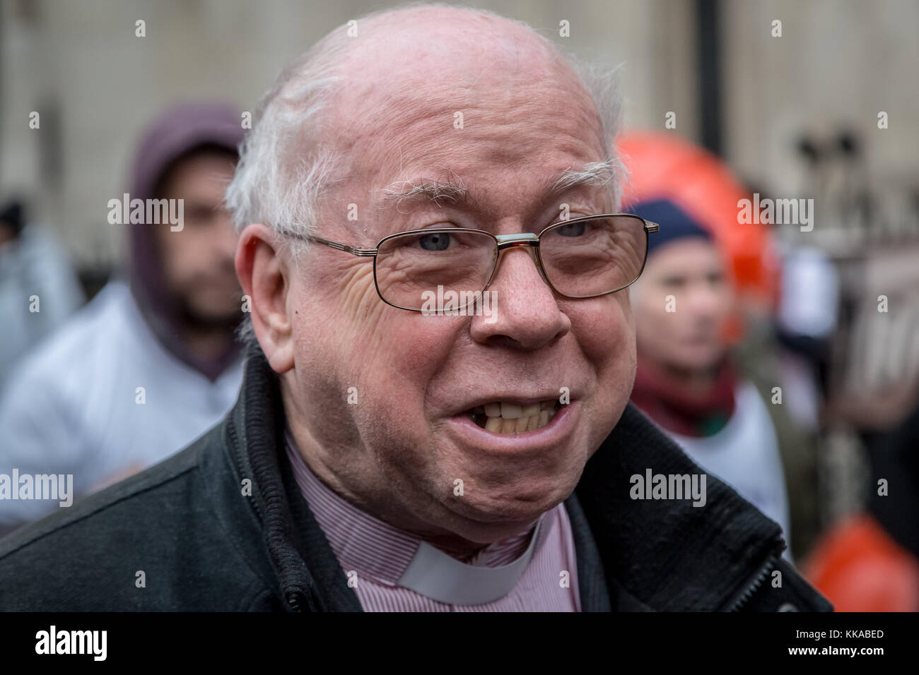 London, Großbritannien. 29 Nov, 2017. Reverend Alexander Liebe - der Vater der Lauri Liebe spricht außerhalb der Royal Courts of Justice vor Lauri das Berufungsverfahren gegen die Auslieferung. Liebe ist mit leiten eine 2013 Cyber-Angriff durch Anonyme auf US-Websites der Regierung erhoben. Credit: Guy Corbishley/Alamy leben Nachrichten Stockfoto