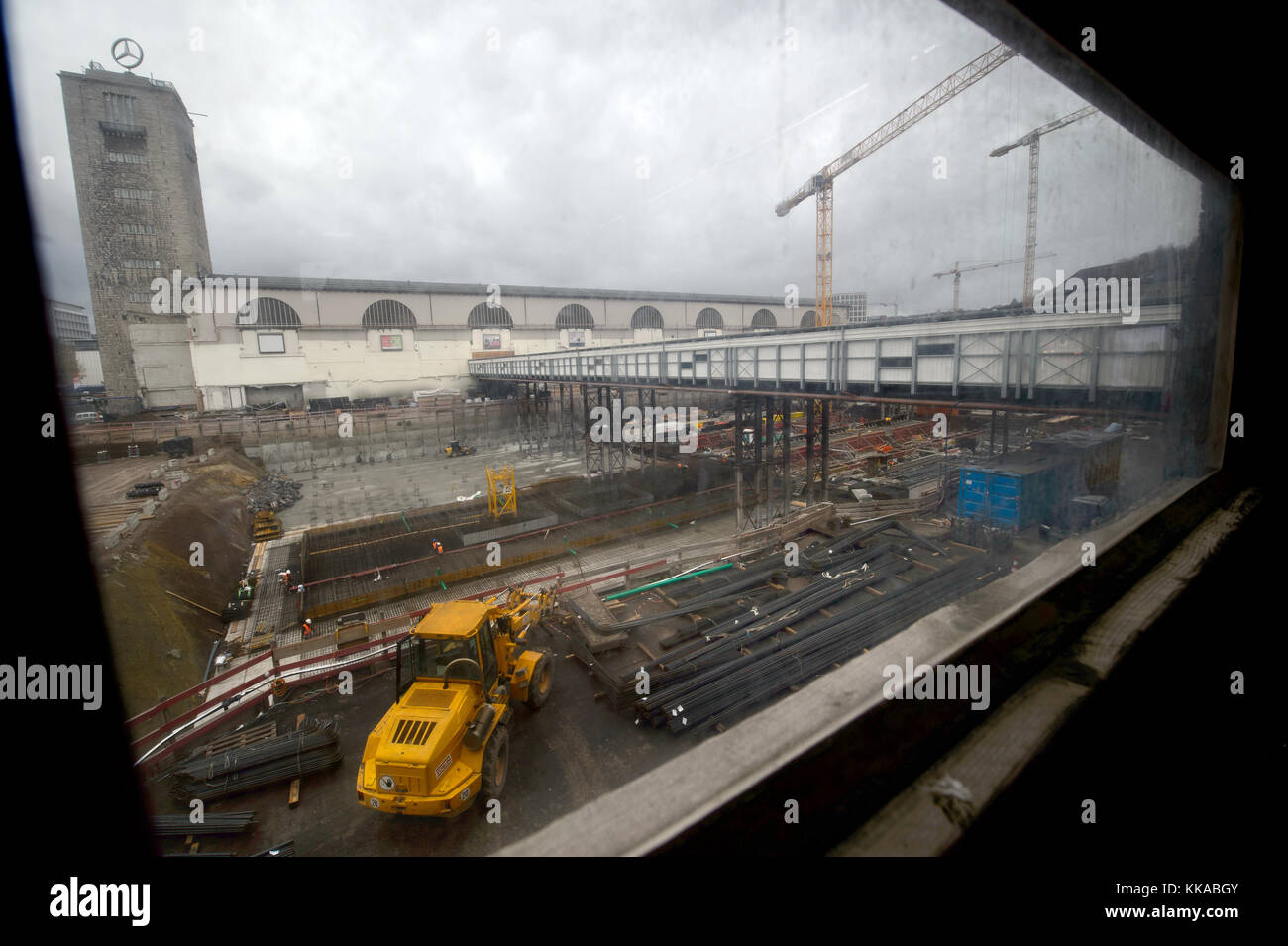 Stuttgart, Deutschland. November 2017. Blick auf die Baustelle des Bahnhofs Stuttgart 21 durch ein Zugfenster in Stuttgart, Deutschland, 29. November 2017. Das umstrittene Eisenbahnprojekt Stuttgart 21 wird teurer als erwartet. Dies ist das Ergebnis einer neuen Berechnung der Deutschen Bahn. Quelle: Sina Schuldt/dpa/Alamy Live News Stockfoto