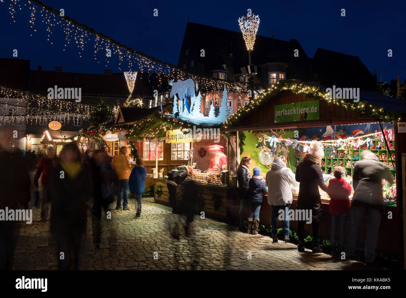 Goslar, Deutschland. November 2017. Besucher spazieren über den Weihnachtsmarkt in Goslar, Deutschland, 29. November 2017. Der Weihnachtsmarkt in Goslar ist vom 29. November bis 30. Dezember 2017 geöffnet. Quelle: Swen Pförtner/dpa/Alamy Live News Stockfoto