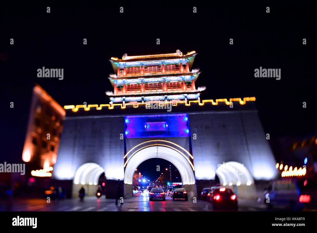 Shenyang, Shenyang, China. 26 Nov, 2017. Shenyang, China -26.November 2017: (redaktionelle Verwendung. China). Nacht Landschaft von fujin Tor an der alten Straße in Shenyang, Provinz Liaoning im Nordosten Chinas. Credit: sipa Asien/zuma Draht/alamy leben Nachrichten Stockfoto