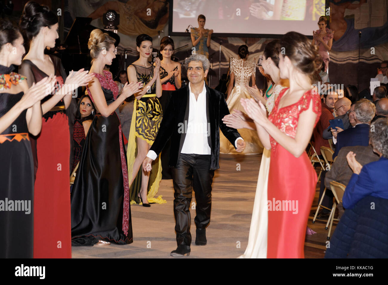 Paris, Frankreich. November 2017. Jamal Taslaq geht während der Modenschau der Gala Night of Friends of Palestine, Palais de la Porte Dorée, Paris, Frankreich, über die Landebahn. Quelle: Bernard Menigault/Alamy Live News Stockfoto