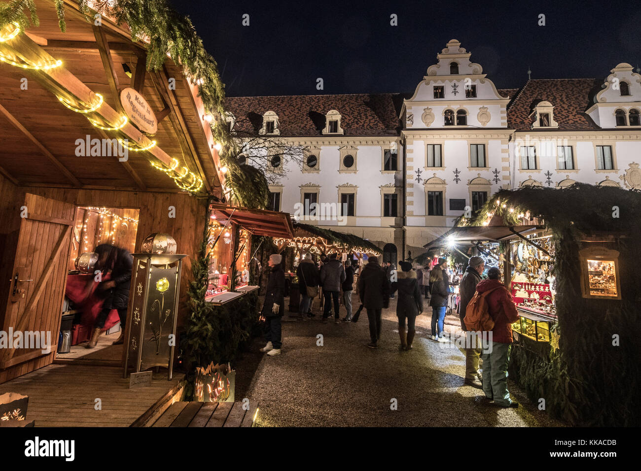 Regensburg, Deutschland. 29 Nov, 2017. Blick auf den romantischen Weihnachtsmarkt im Schloss St