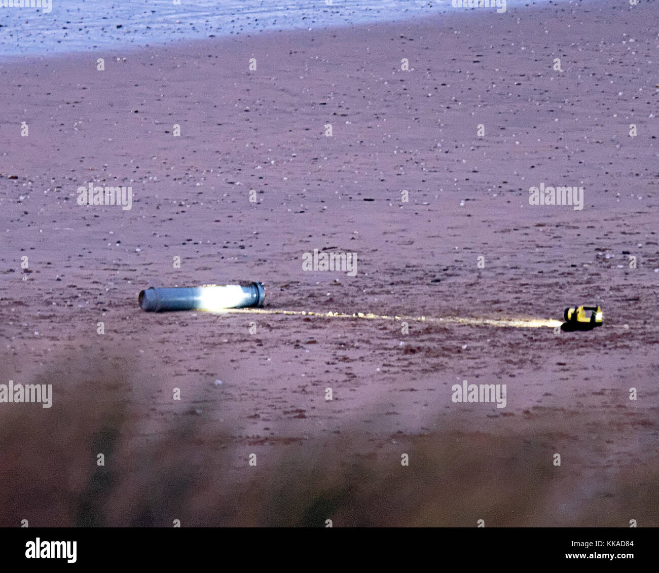 Newquay, Cornwall, England. 29. November 2017. Royal Navy Bombenentschärfung in Aktion. Fistral Beach in Cornwall ist geschlossen für 4 Stunden. Die nicht losgegangen Naval Rakete Treibstoff Patrone spült am Strand 29th, November, 2017 Robert Taylor/Alamy leben Nachrichten Newquay, Cornwall, England. Credit: Robert Taylor/Alamy leben Nachrichten Stockfoto