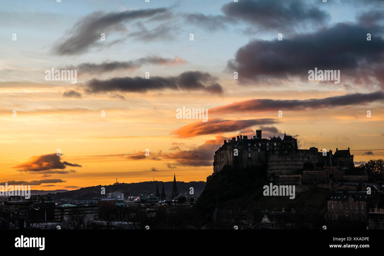 Edinburgh, Schottland, Vereinigtes Königreich. 29 Nov, 2017. Dramatischer Sonnenuntergang über Edinburgh Skyline auf dem Dach in Richtung Edinburgh Castle Felsvorsprung auf der Suche Stockfoto