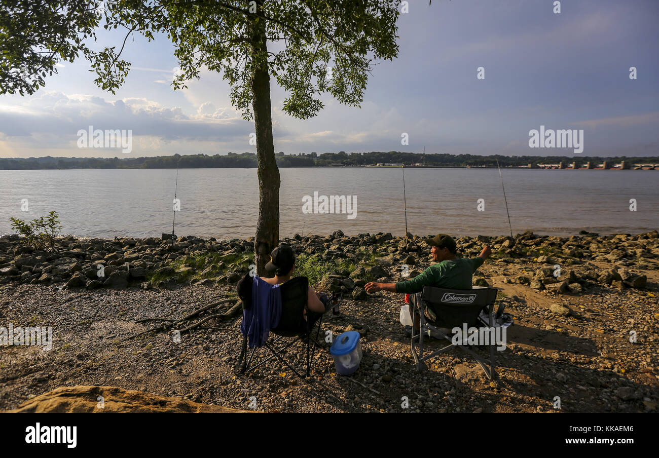 Hampton, Iowa, USA. August 2017. Pino De La Cruz von Chicago, rechts, wendet sich an seinen Sohn Joseph erzählen Fisch Geschichten, wie die beiden beobachten ihre Zeilen im Illiniwek Campground in Hampton, Illinois, am Mittwoch, 2. August 2017. Der Vater und Sohn Duo hatte für etwa drei Stunden nach der Fahrt von Chicago zu diesem Ort zu kommen fischen. Sie wurden weißen Bass und Wels fangen. Kredit: Andy Abeyta, Quad-City Times/Quad-City Times/ZUMA Wire/Alamy Live News Stockfoto