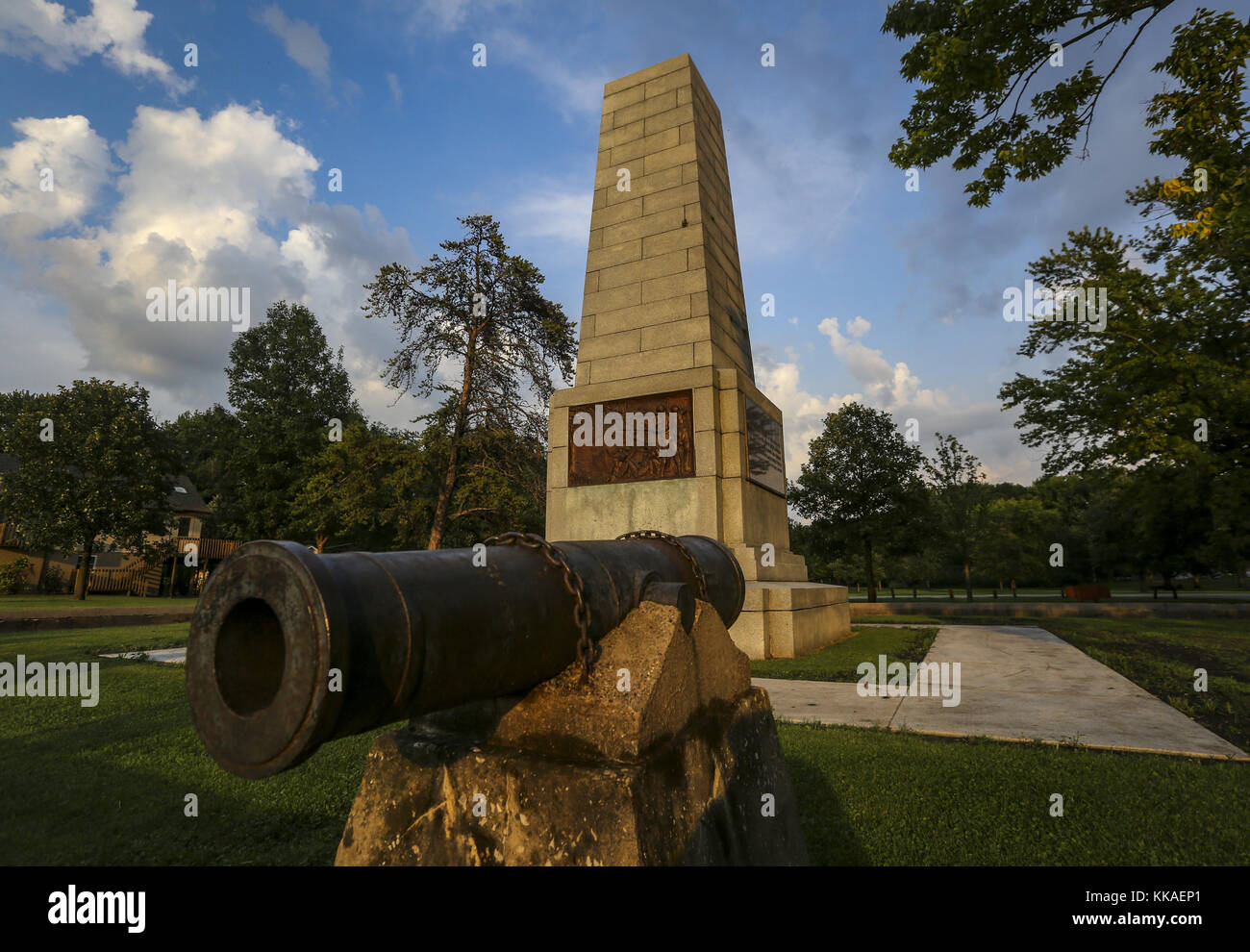 East Moline, Iowa, USA. August 2017. Eine Statue und eine Reihe von Kanonen werden als ein Denkmal für diejenigen, die in der Schlacht von Rock Island Rapids während des Krieges von 1812 Campbell's Island in Hampton, Illinois, am Mittwoch, 2. August 2017 gekämpft gesehen. Die Insel ist nach Leutnant John Campbell des 1. US-Infanterie-Regiments benannt. Kredit: Andy Abeyta, Quad-City Times/Quad-City Times/ZUMA Wire/Alamy Live News Stockfoto