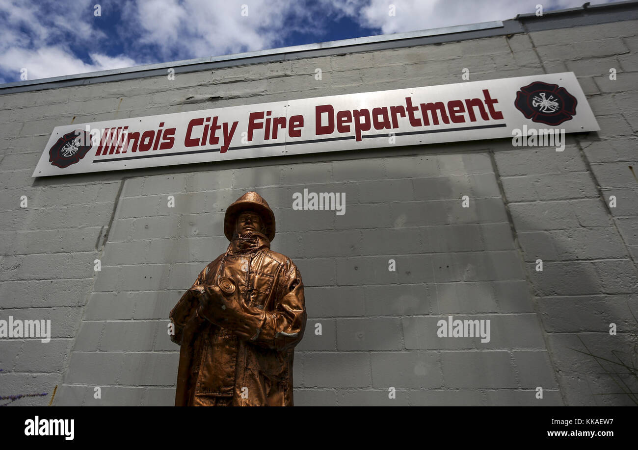 Illinois City, Iowa, USA. August 2017. Eine Statue steht Uhr vor der Illinois City, Illinois, Feuerwehr am Donnerstag, 17. August 2017. Kredit: Andy Abeyta, Quad-City Times/Quad-City Times/ZUMA Wire/Alamy Live News Stockfoto