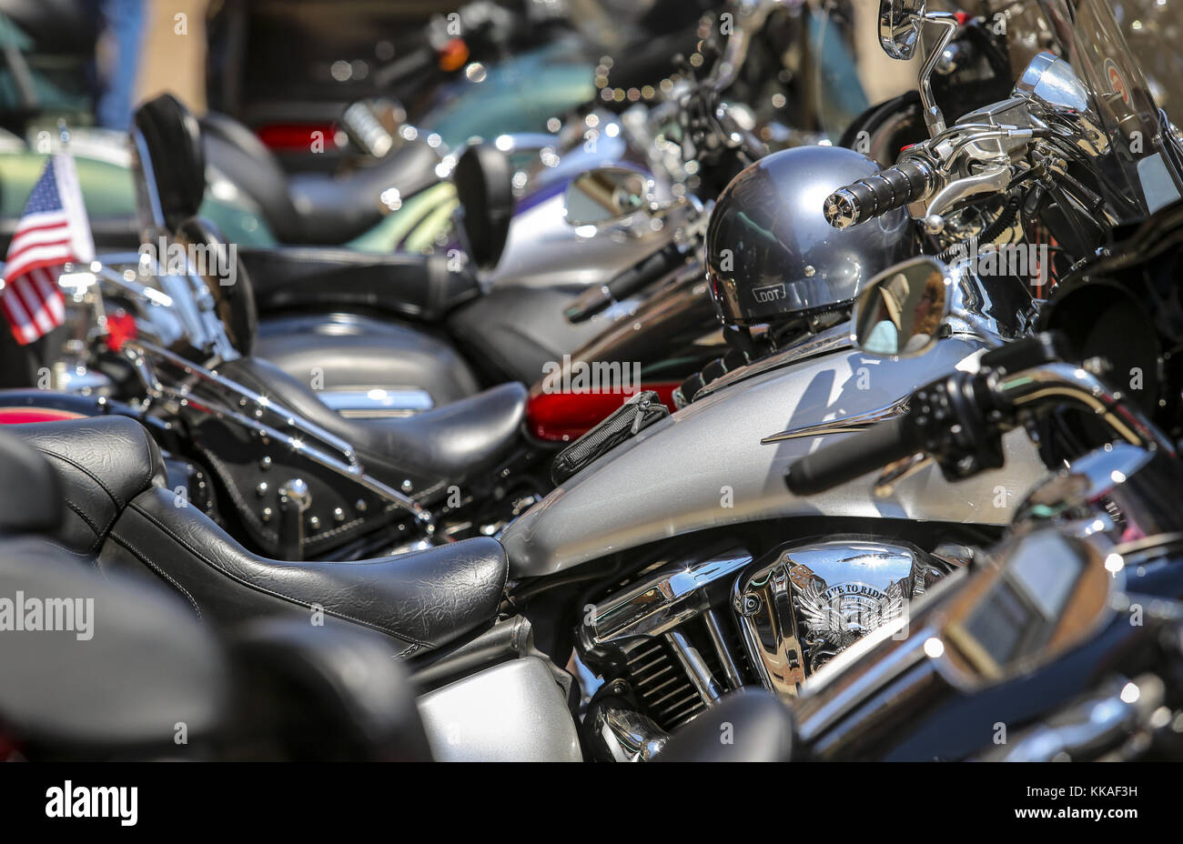 Galena, Iowa, USA. Juli 2017. Eine Reihe von Motorrädern sind gesehen geparkt entlang South Main Street in Galena, Illinois, am Samstag, 15. Juli 2017. Kredit: Andy Abeyta, Quad-City Times/Quad-City Times/ZUMA Wire/Alamy Live News Stockfoto