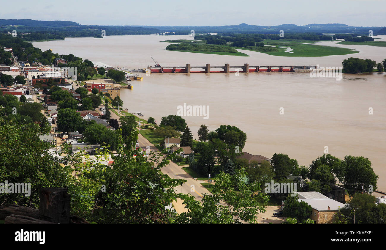 Bellevue, Iowa, USA. Juli 2017. Wenn man vom Bellevue State Park aus nach Norden auf den Mississippi schaut, kann man die Stadt Bellevue und den Lock and Dam 12 Komplex, der sich über den Fluss erstreckt, mit den Klippen auf der Iowa Seite und einer Reihe von Inseln und Schluffen, die sich fast drei Viertel des Weges erstrecken, überblicken Über den Fluss von der Illinois Seite. Quelle: Kevin E. Schmidt/Quad-City Times/ZUMA Wire/Alamy Live News Stockfoto