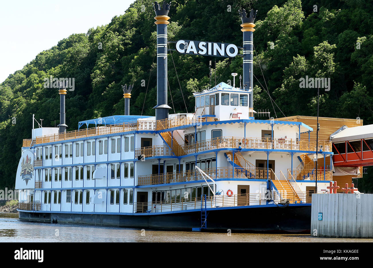 Iowa, USA. Juni 2017. Das Casino Queen Marquette Casino in Marquette, Iowa. Das Casino bietet 540 Spielautomaten sowie Penny Slots und Video Poker zusammen mit klassischen Tischspielen wie Craps, Blackjack, Mississippi Stud und Ultimate Texas Hold'em. Kredit: Quad-City Times/ZUMA Wire/Alamy Live News Stockfoto