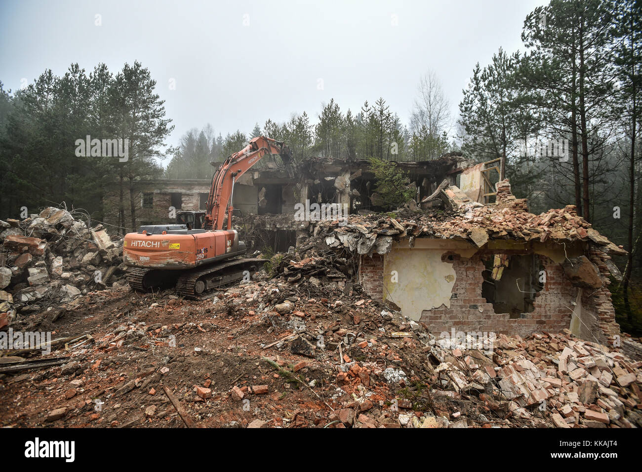 Ralsko, Tschechische Republik. November 2017 30. Der Abriss des ehemaligen Generalstabs der sowjetischen Streitkräfte im ehemaligen Militärübungsgebiet Ralsko in Ralsko (Tschechische Republik) wurde am Donnerstag, dem 30. November 2017 fortgesetzt. 26 Jahre nach dem Abzug der sowjetischen Truppen, die 1991 in der Tschechoslowakei stationiert waren. Quelle: Radek Petrasek/CTK Photo/Alamy Live News Stockfoto