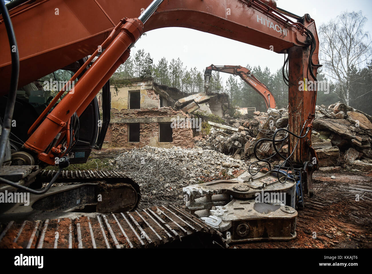Ralsko, Tschechische Republik. November 2017 30. Der Abriss des ehemaligen Generalstabs der sowjetischen Streitkräfte im ehemaligen Militärübungsgebiet Ralsko in Ralsko (Tschechische Republik) wurde am Donnerstag, dem 30. November 2017 fortgesetzt. 26 Jahre nach dem Abzug der sowjetischen Truppen, die 1991 in der Tschechoslowakei stationiert waren. Quelle: Radek Petrasek/CTK Photo/Alamy Live News Stockfoto