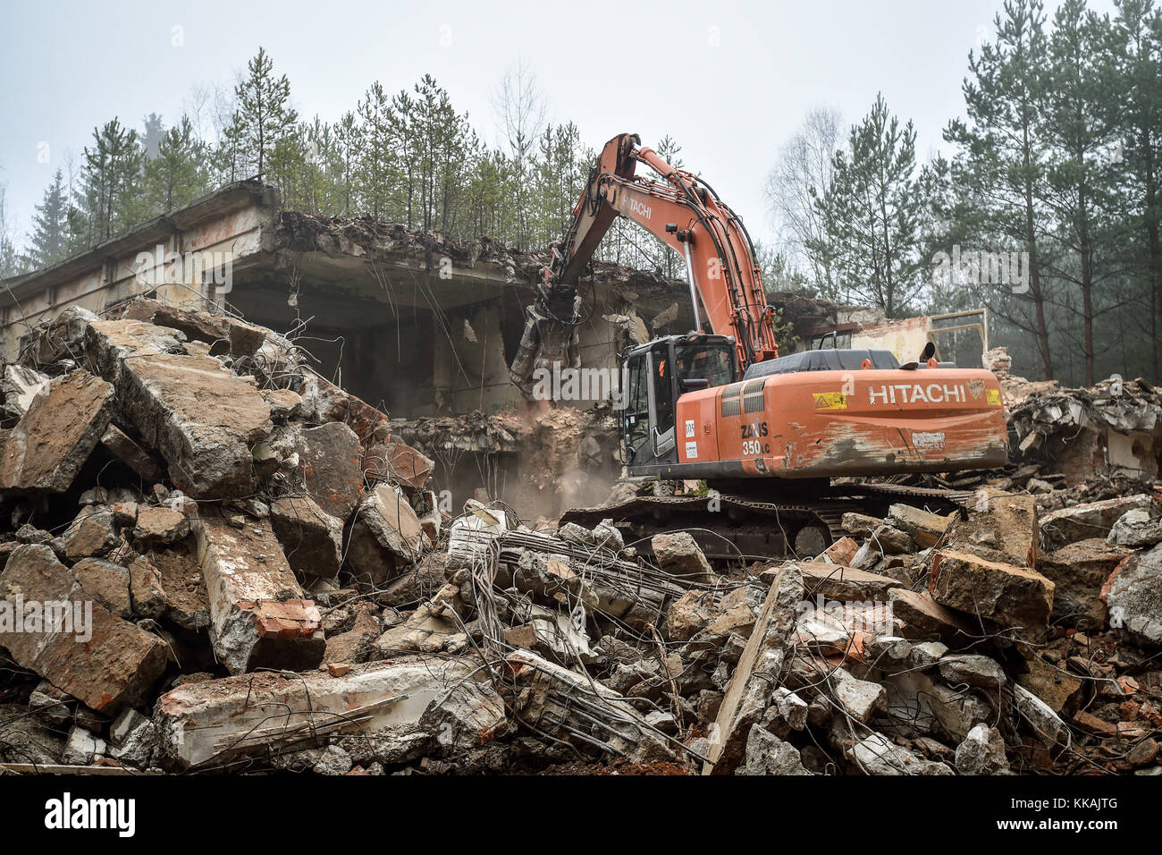 Ralsko, Tschechische Republik. November 2017 30. Der Abriss des ehemaligen Generalstabs der sowjetischen Streitkräfte im ehemaligen Militärübungsgebiet Ralsko in Ralsko (Tschechische Republik) wurde am Donnerstag, dem 30. November 2017 fortgesetzt. 26 Jahre nach dem Abzug der sowjetischen Truppen, die 1991 in der Tschechoslowakei stationiert waren. Quelle: Radek Petrasek/CTK Photo/Alamy Live News Stockfoto