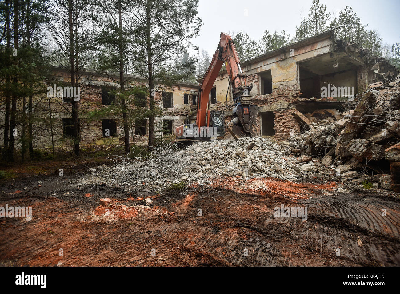 Ralsko, Tschechische Republik. November 2017 30. Der Abriss des ehemaligen Generalstabs der sowjetischen Streitkräfte im ehemaligen Militärübungsgebiet Ralsko in Ralsko (Tschechische Republik) wurde am Donnerstag, dem 30. November 2017 fortgesetzt. 26 Jahre nach dem Abzug der sowjetischen Truppen, die 1991 in der Tschechoslowakei stationiert waren. Quelle: Radek Petrasek/CTK Photo/Alamy Live News Stockfoto
