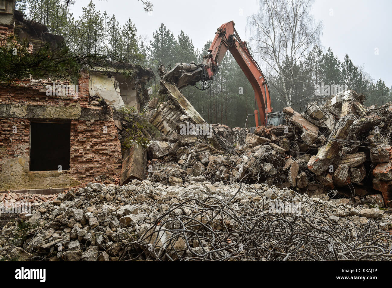 Ralsko, Tschechische Republik. November 2017 30. Der Abriss des ehemaligen Generalstabs der sowjetischen Streitkräfte im ehemaligen Militärübungsgebiet Ralsko in Ralsko (Tschechische Republik) wurde am Donnerstag, dem 30. November 2017 fortgesetzt. 26 Jahre nach dem Abzug der sowjetischen Truppen, die 1991 in der Tschechoslowakei stationiert waren. Quelle: Radek Petrasek/CTK Photo/Alamy Live News Stockfoto