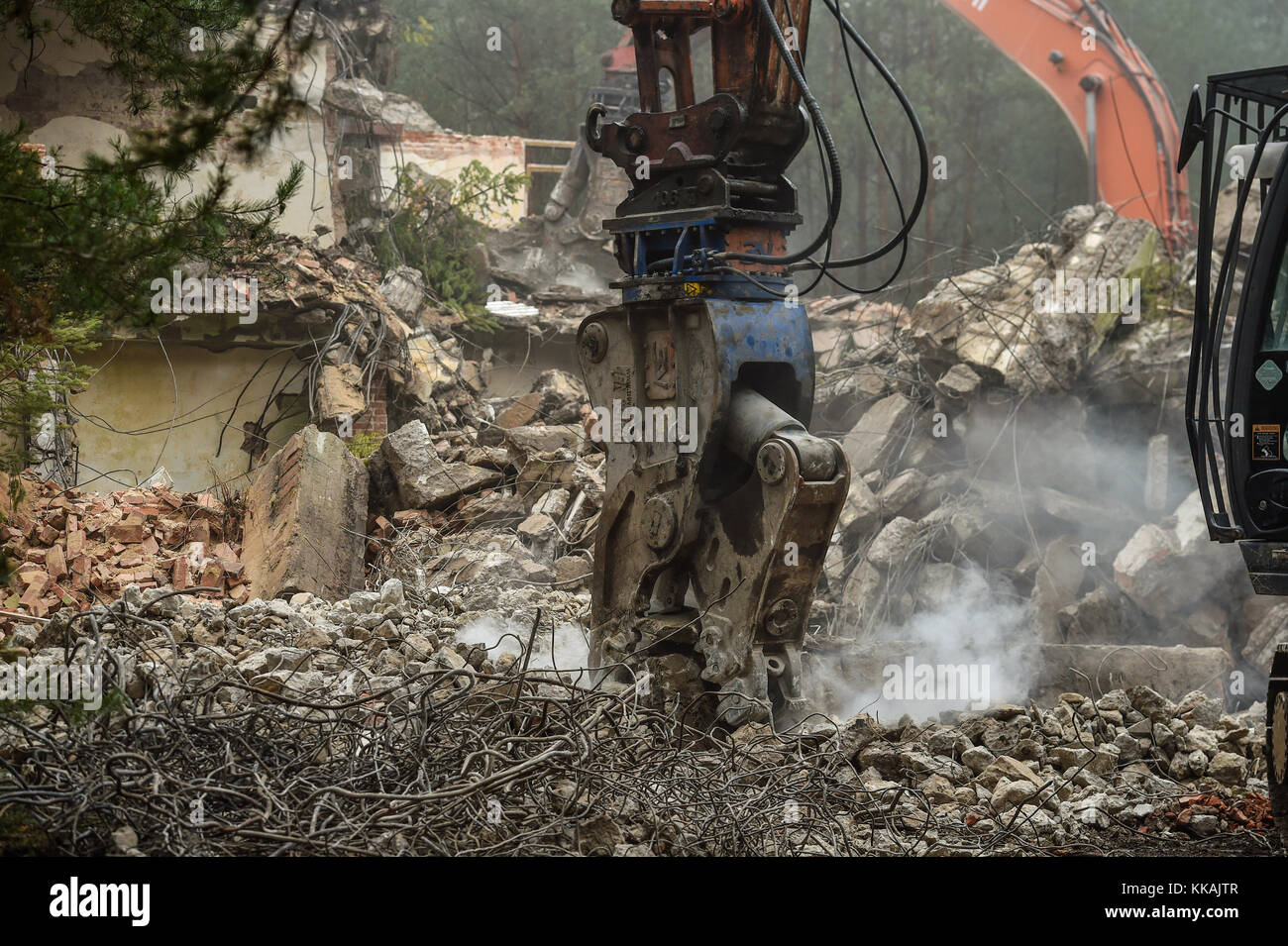 Ralsko, Tschechische Republik. November 2017 30. Der Abriss des ehemaligen Generalstabs der sowjetischen Streitkräfte im ehemaligen Militärübungsgebiet Ralsko in Ralsko (Tschechische Republik) wurde am Donnerstag, dem 30. November 2017 fortgesetzt. 26 Jahre nach dem Abzug der sowjetischen Truppen, die 1991 in der Tschechoslowakei stationiert waren. Quelle: Radek Petrasek/CTK Photo/Alamy Live News Stockfoto