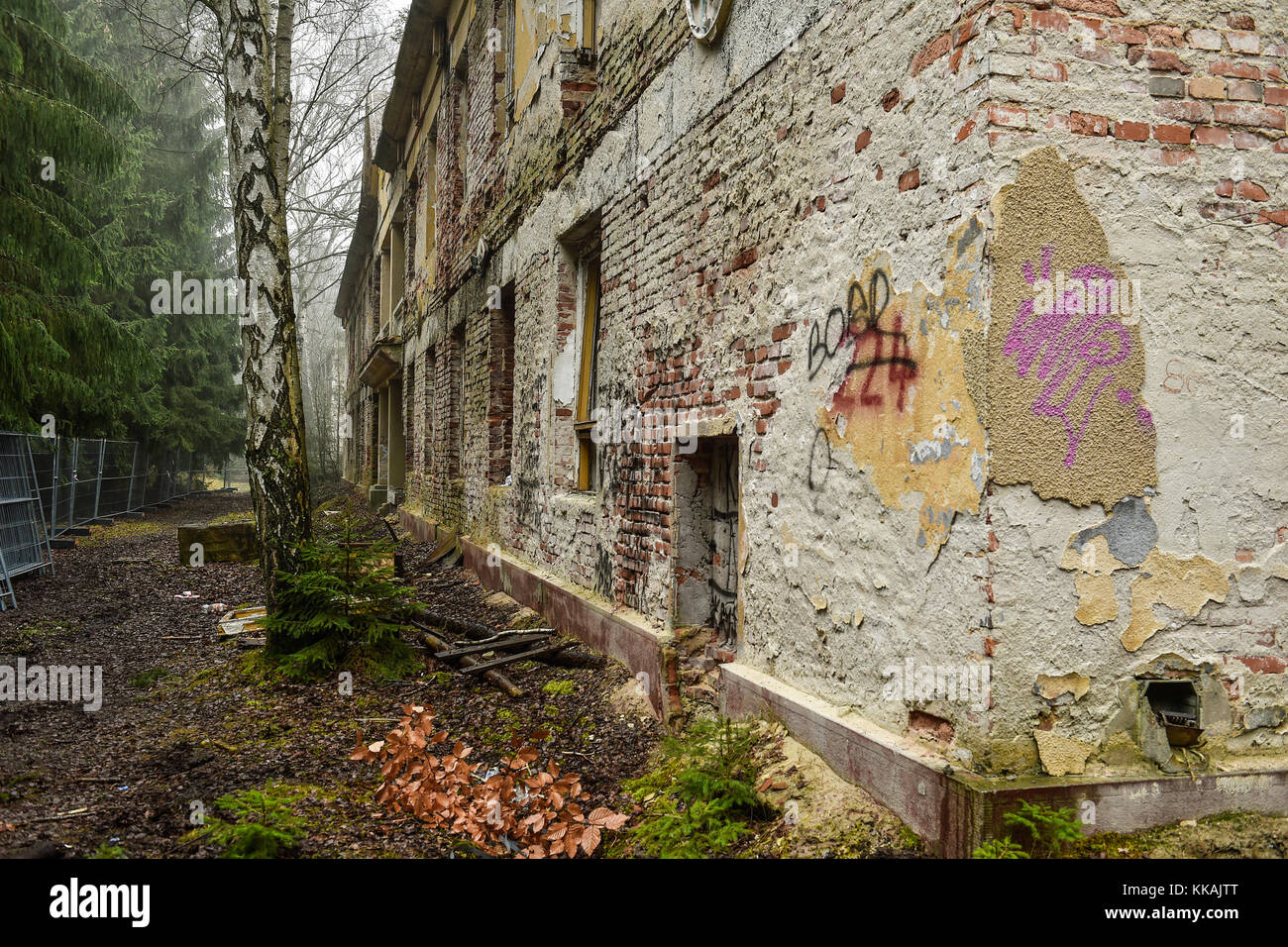 Ralsko, Tschechische Republik. November 2017 30. Der Abriss des ehemaligen Generalstabs der sowjetischen Streitkräfte im ehemaligen Militärübungsgebiet Ralsko in Ralsko (Tschechische Republik) wurde am Donnerstag, dem 30. November 2017 fortgesetzt. 26 Jahre nach dem Abzug der sowjetischen Truppen, die 1991 in der Tschechoslowakei stationiert waren. Quelle: Radek Petrasek/CTK Photo/Alamy Live News Stockfoto