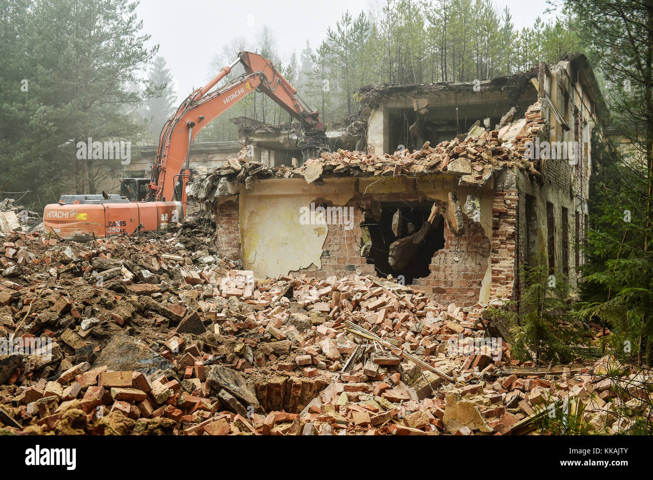 Ralsko, Tschechische Republik. November 2017 30. Der Abriss des ehemaligen Generalstabs der sowjetischen Streitkräfte im ehemaligen Militärübungsgebiet Ralsko in Ralsko (Tschechische Republik) wurde am Donnerstag, dem 30. November 2017 fortgesetzt. 26 Jahre nach dem Abzug der sowjetischen Truppen, die 1991 in der Tschechoslowakei stationiert waren. Quelle: Radek Petrasek/CTK Photo/Alamy Live News Stockfoto