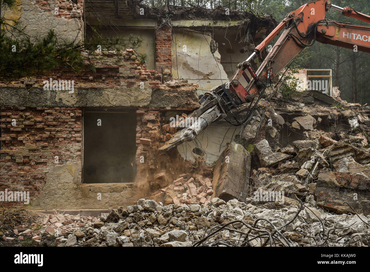 Ralsko, Tschechische Republik. November 2017 30. Der Abriss des ehemaligen Generalstabs der sowjetischen Streitkräfte im ehemaligen Militärübungsgebiet Ralsko in Ralsko (Tschechische Republik) wurde am Donnerstag, dem 30. November 2017 fortgesetzt. 26 Jahre nach dem Abzug der sowjetischen Truppen, die 1991 in der Tschechoslowakei stationiert waren. Quelle: Radek Petrasek/CTK Photo/Alamy Live News Stockfoto