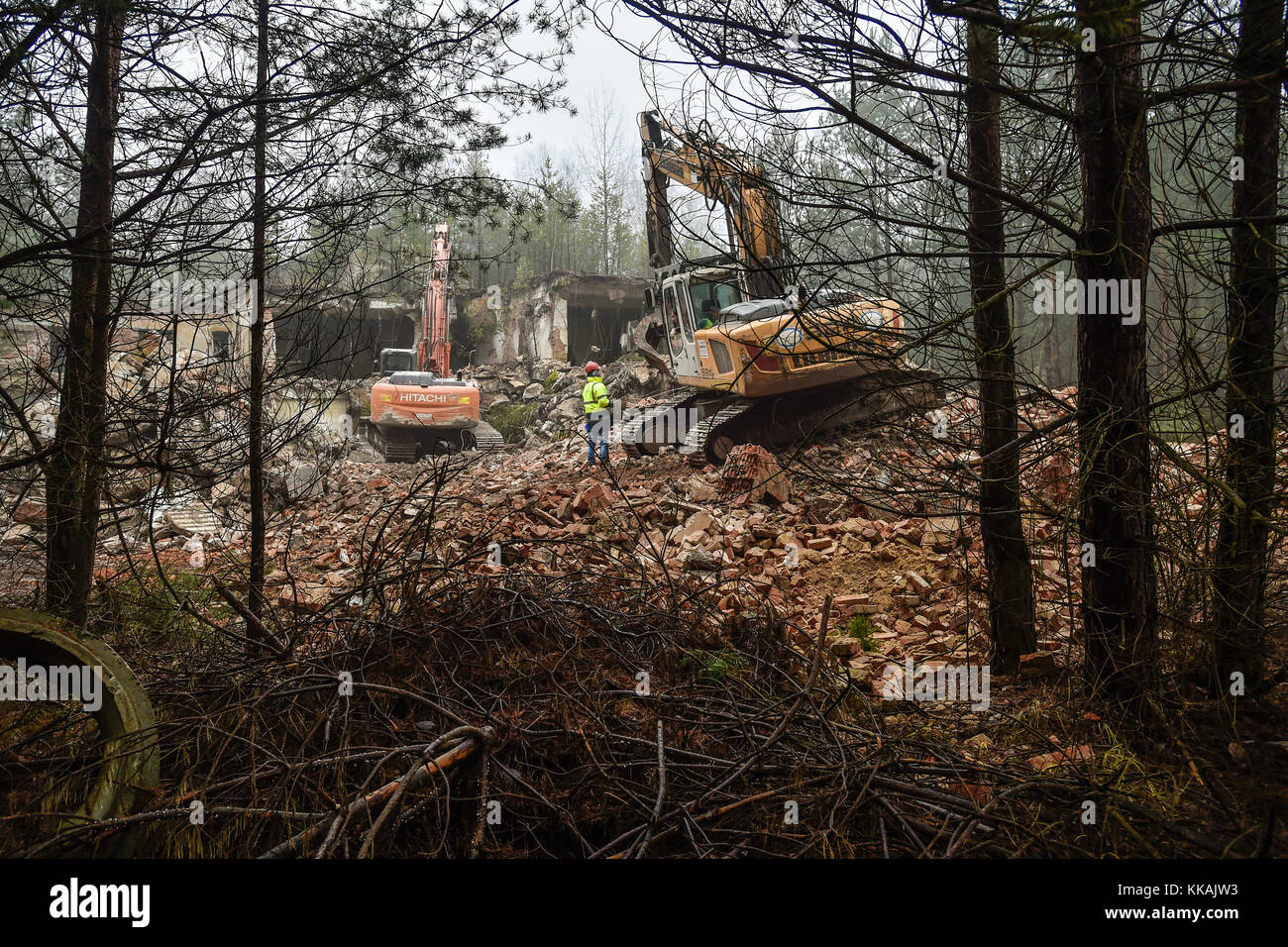 Ralsko, Tschechische Republik. November 2017 30. Der Abriss des ehemaligen Generalstabs der sowjetischen Streitkräfte im ehemaligen Militärübungsgebiet Ralsko in Ralsko (Tschechische Republik) wurde am Donnerstag, dem 30. November 2017 fortgesetzt. 26 Jahre nach dem Abzug der sowjetischen Truppen, die 1991 in der Tschechoslowakei stationiert waren. Quelle: Radek Petrasek/CTK Photo/Alamy Live News Stockfoto